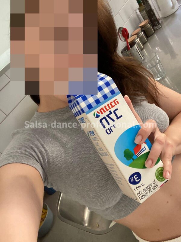 חשפנית במרכז גילי